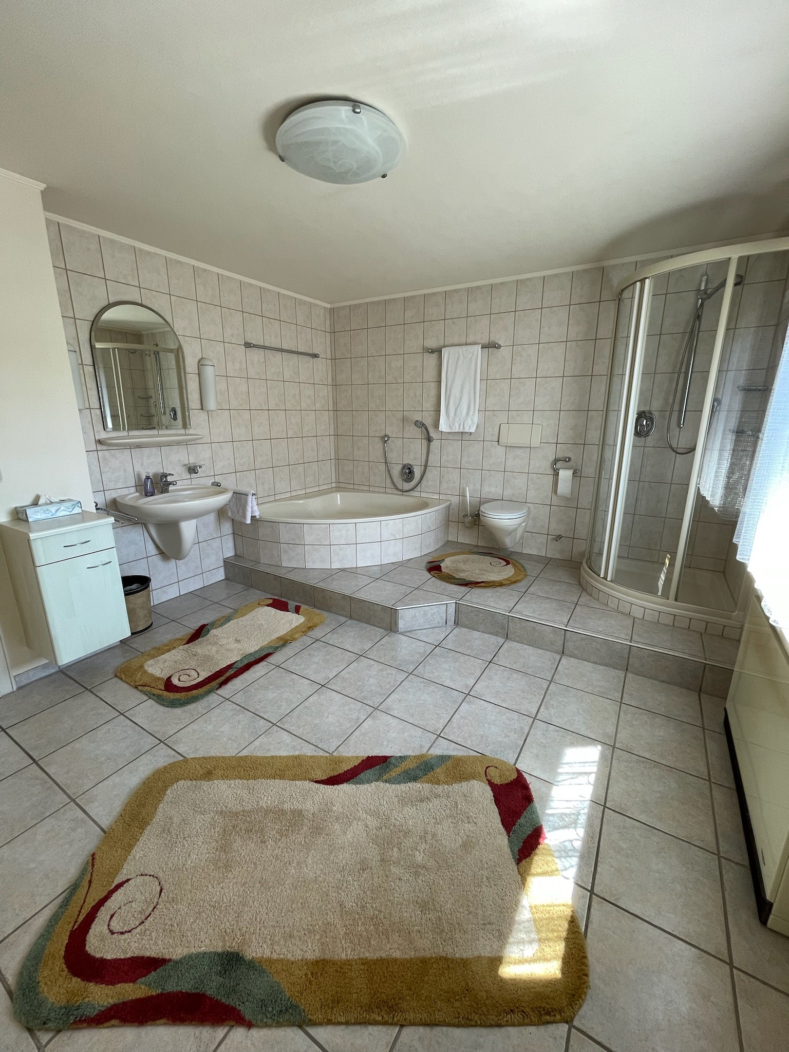 Bad mit Dusche und Badewanne