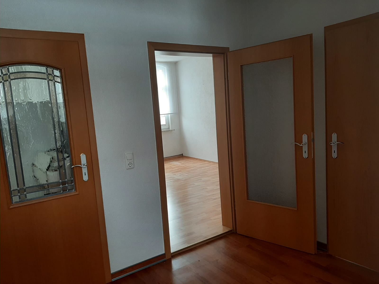 Blick vom Flur ins Wohnzimmer