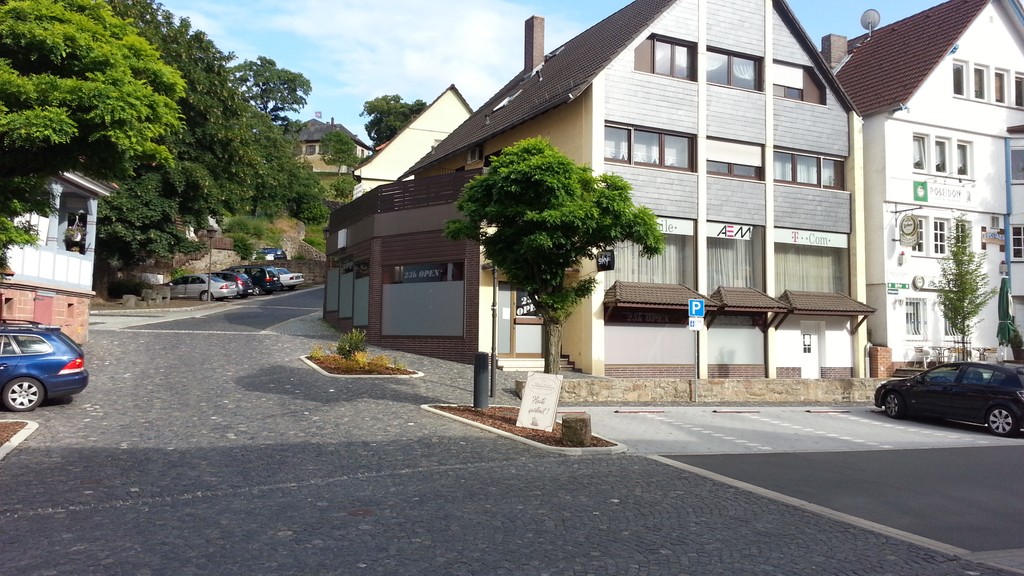 Blick auf die Marktstraße, die oberen Parkplätze und das Schloss