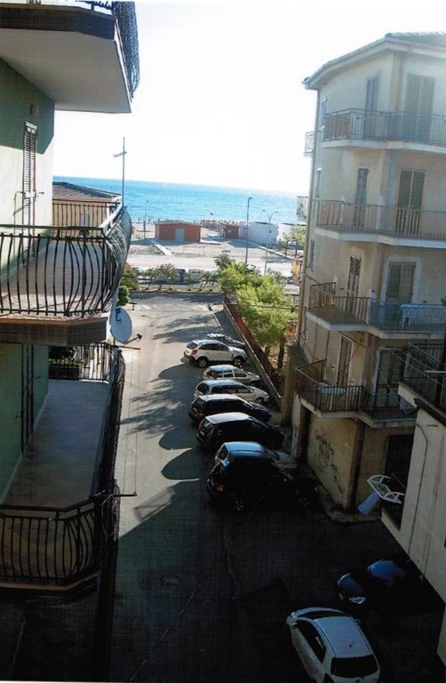 Balkon-Blick über Via Caprera auf Golf von Policastri