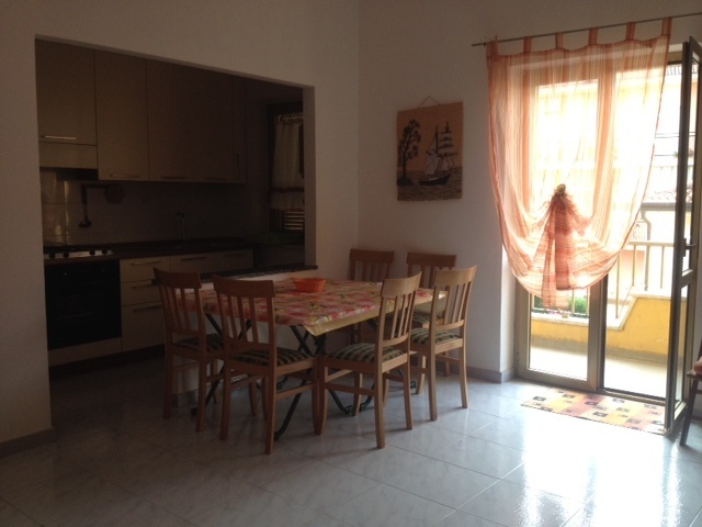 Viel Platz in offener Küche und am Eßtisch 