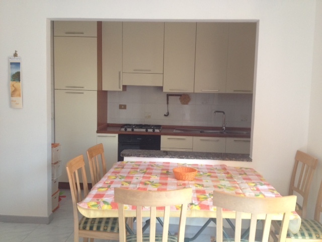 Offene Küche und Eßtisch 