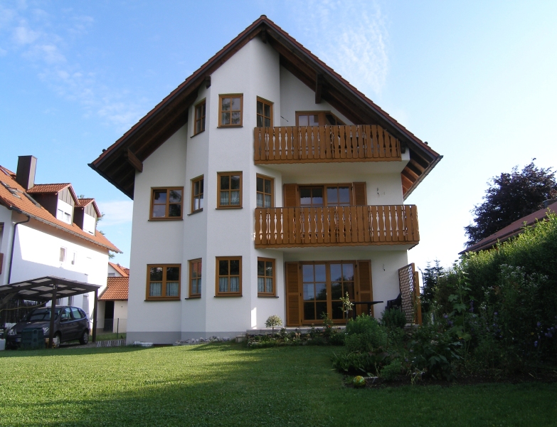 Südfassade im Sommer, schön1a, um 5% aufgehellt, verkleinert.jpg