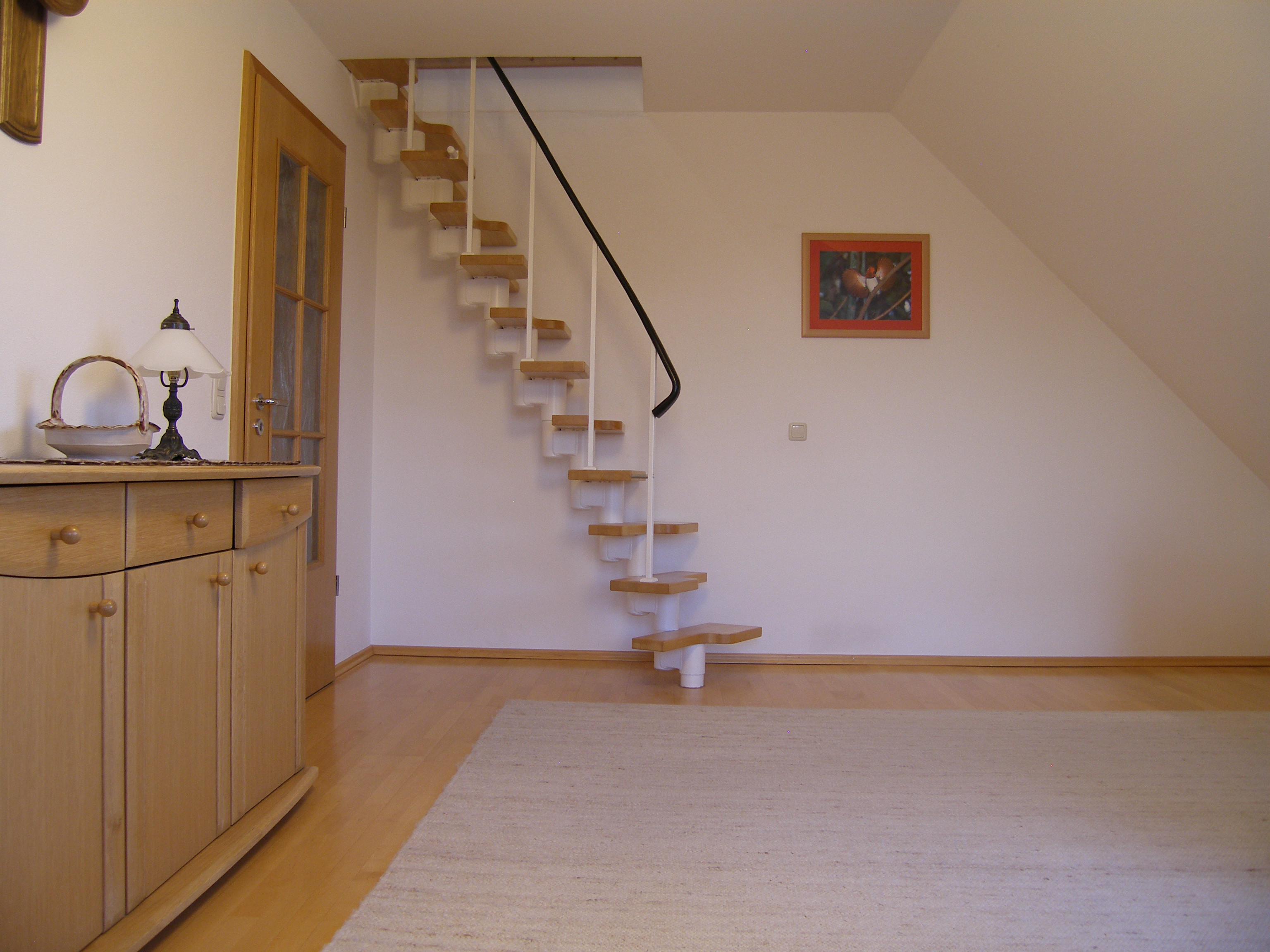 Wohnzimmer mit Treppe Whg. Zugspitzblick.JPG