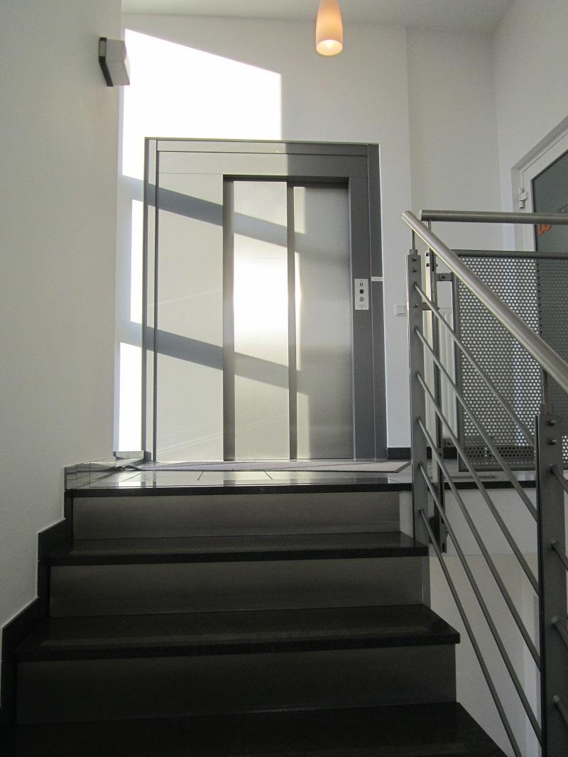 Blick ins Treppenhaus mit Aufzug.jpg