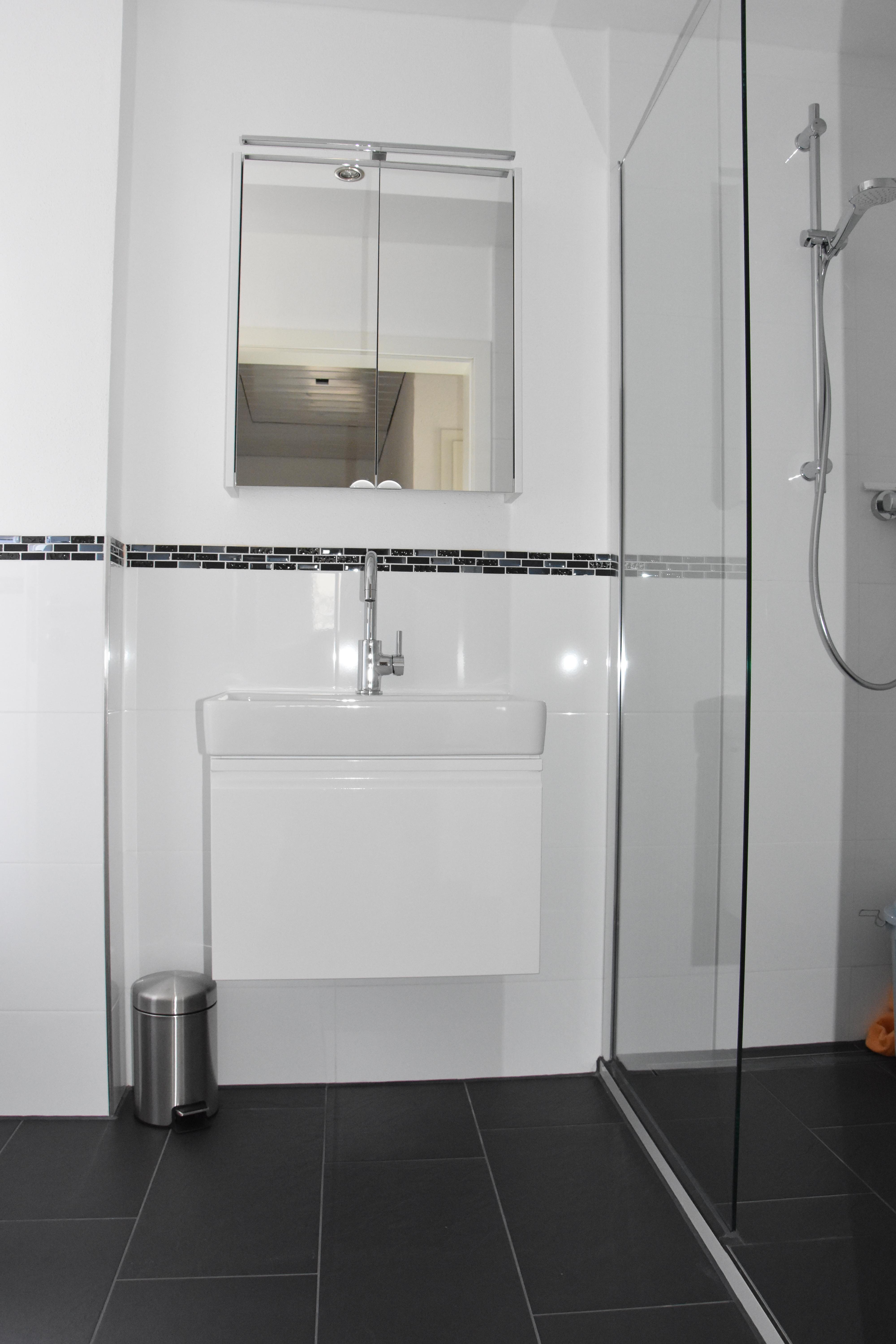 Waschbecken mit Spiegelschrank Flickr.JPG