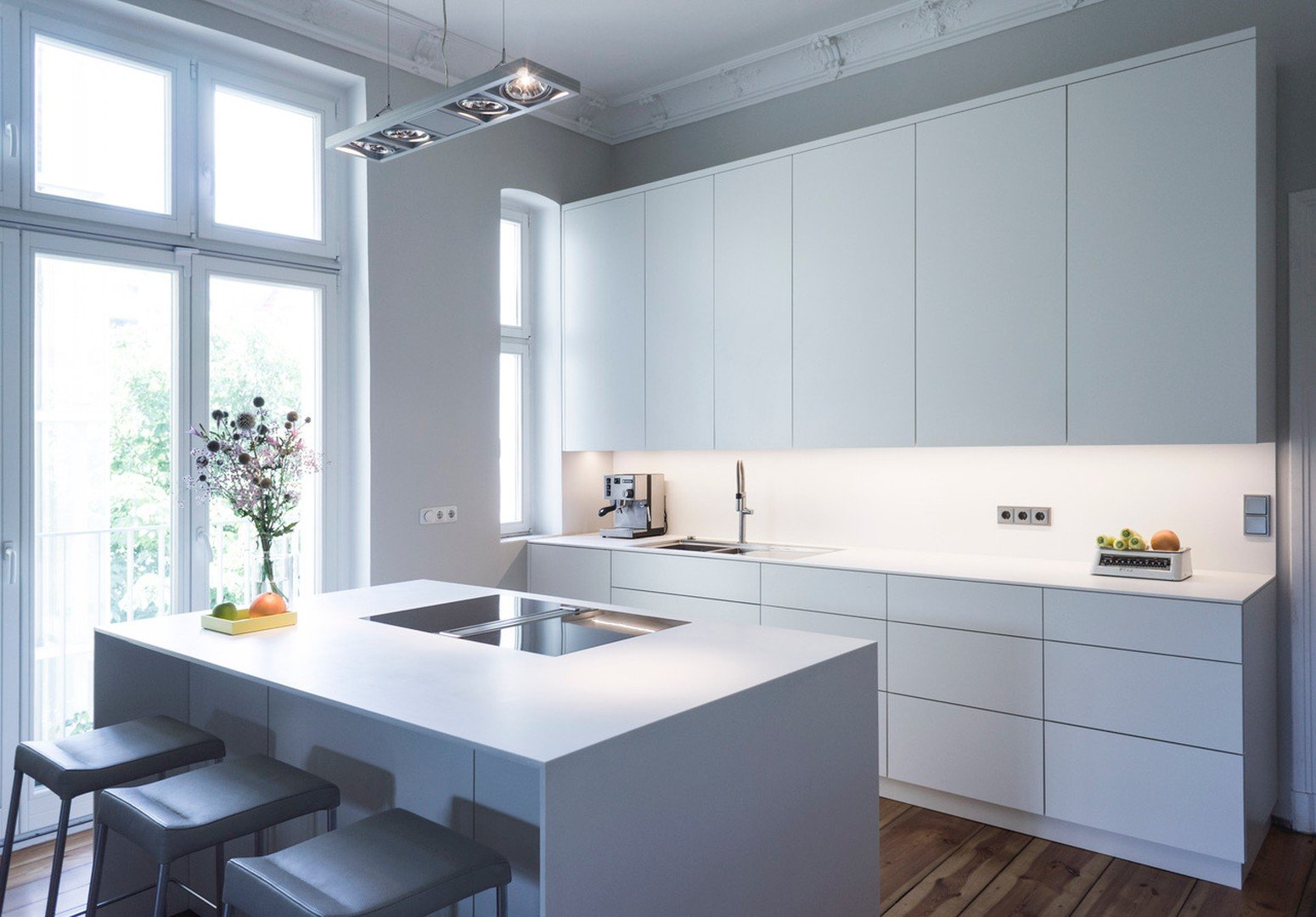 Stilvolle, modernisierte 6-Zimmer-Wohnung, 2 Balkone - Südseite mit Parkblick über Berlin