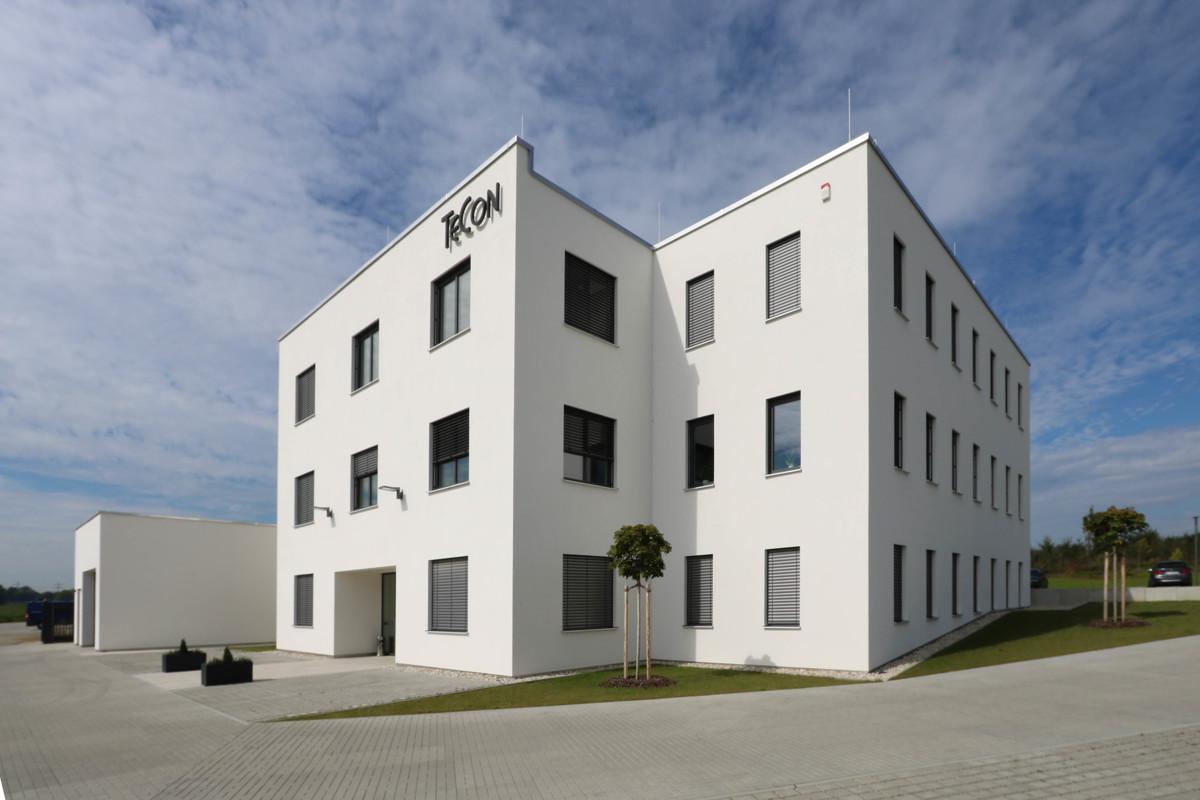 Modernes Bürogebäude mit Werkstatt im Gewerbegebiet Kösching