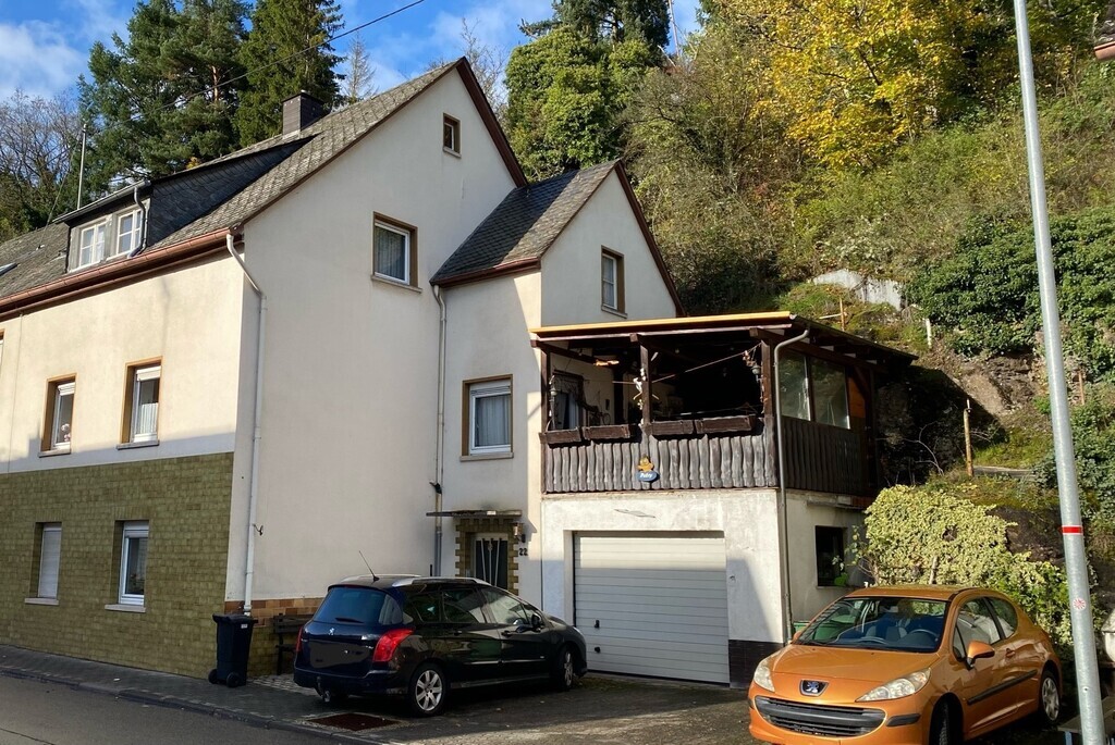 Wohnhaus mit Hof, Garage und Terrasse