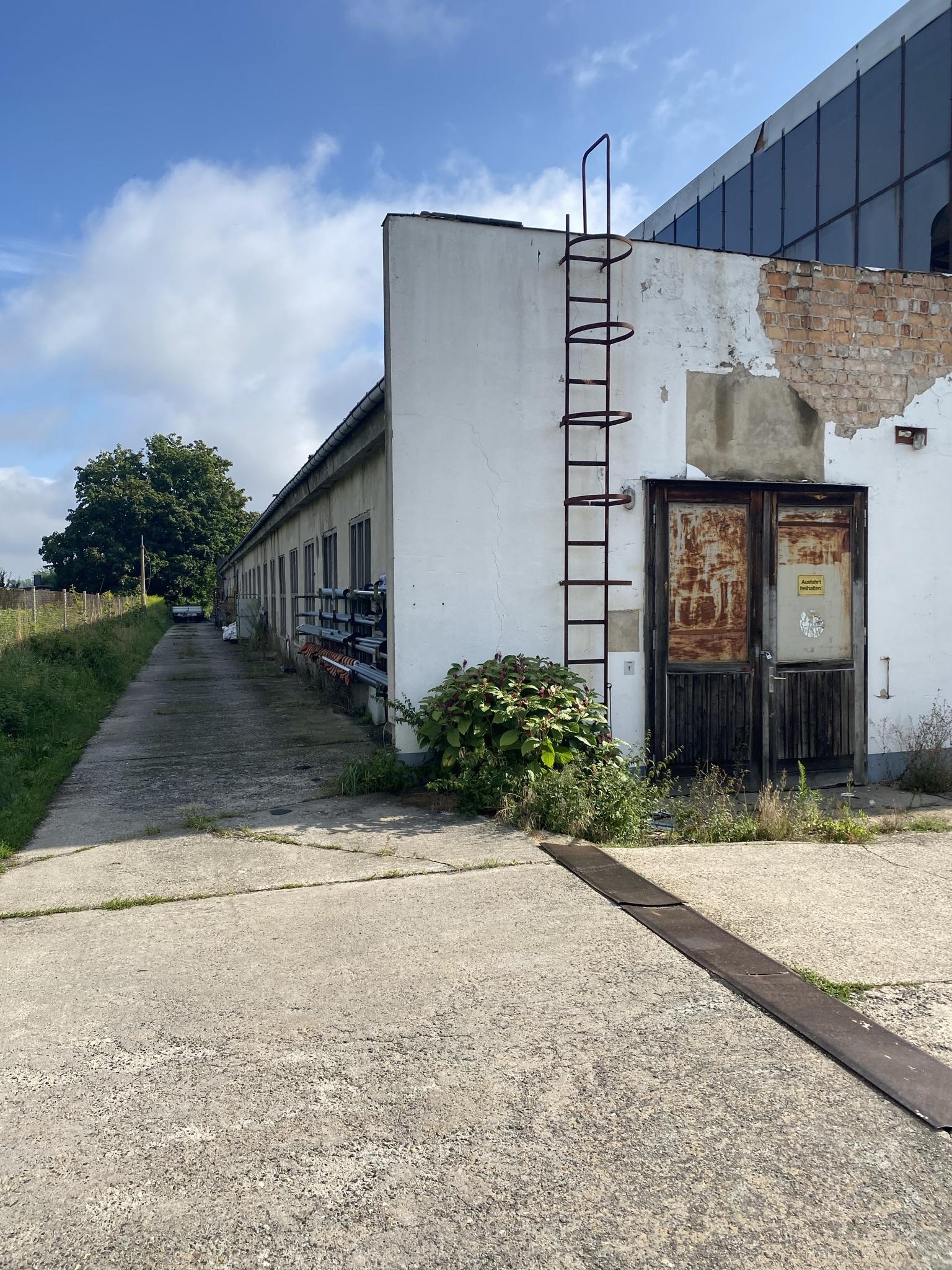 Grundstück mit Pension, Büro und Halle