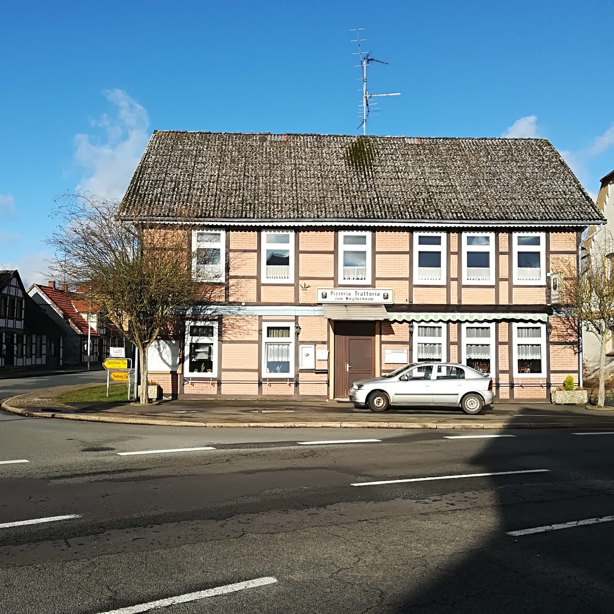 Gasthof in Fachwerkbauweise mit Wohnung und Nebengebäuden in Massivbauweise