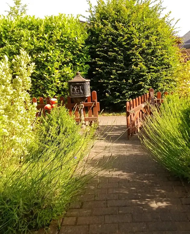 Zierliches Wohlfühlhaus mit kleinem Garten und 2 Stellplätzen