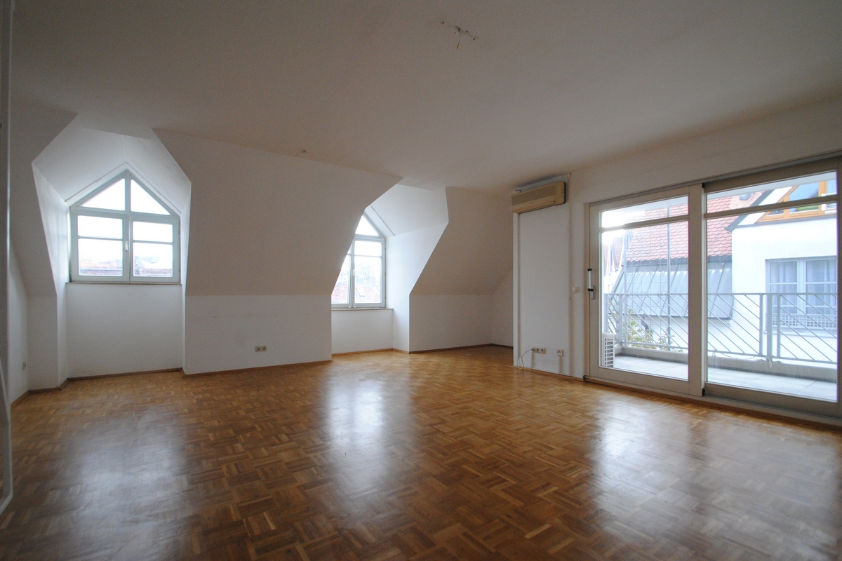 Bad Homburg: Zentrale, schicke 3,5-Zimmer-Maisonette-Wohnung mit zwei TG-Plätzen!