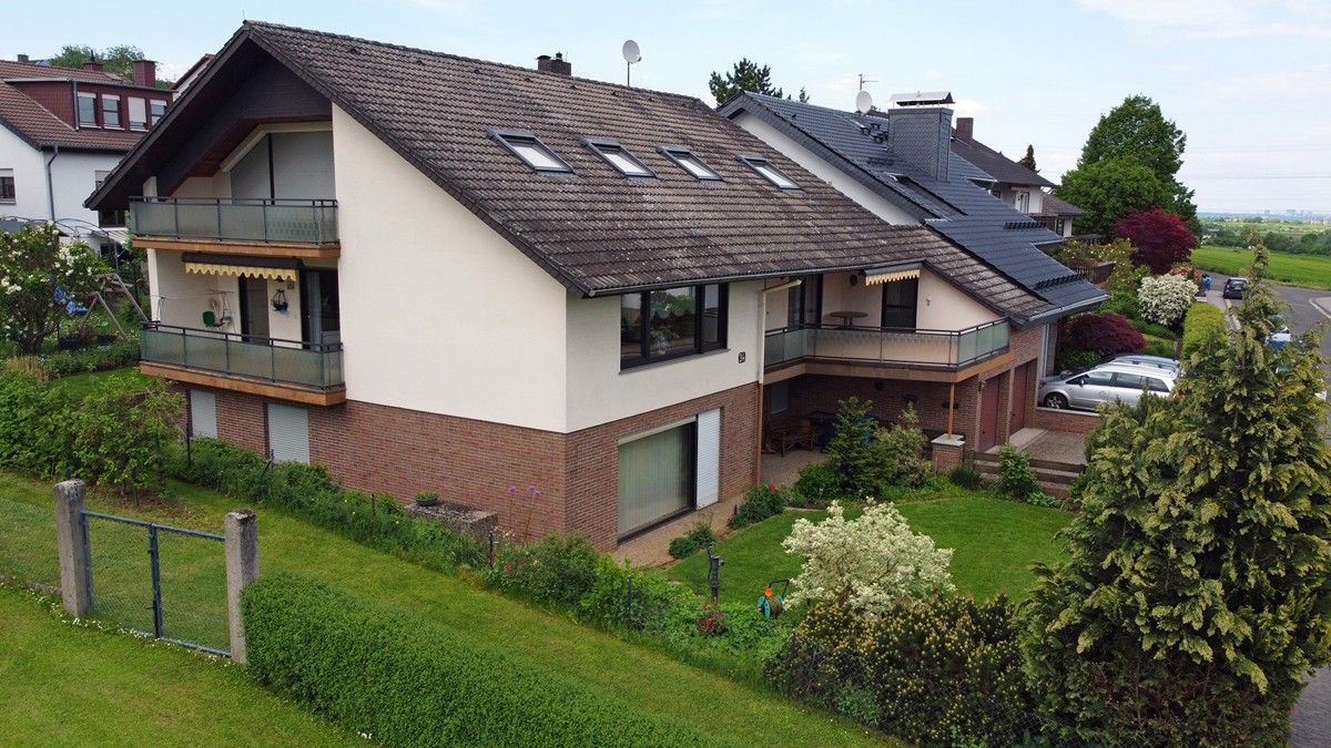 Hofheim-Diedenbergen: 2 Familien- oder XXL-Haus in Feldrandlage