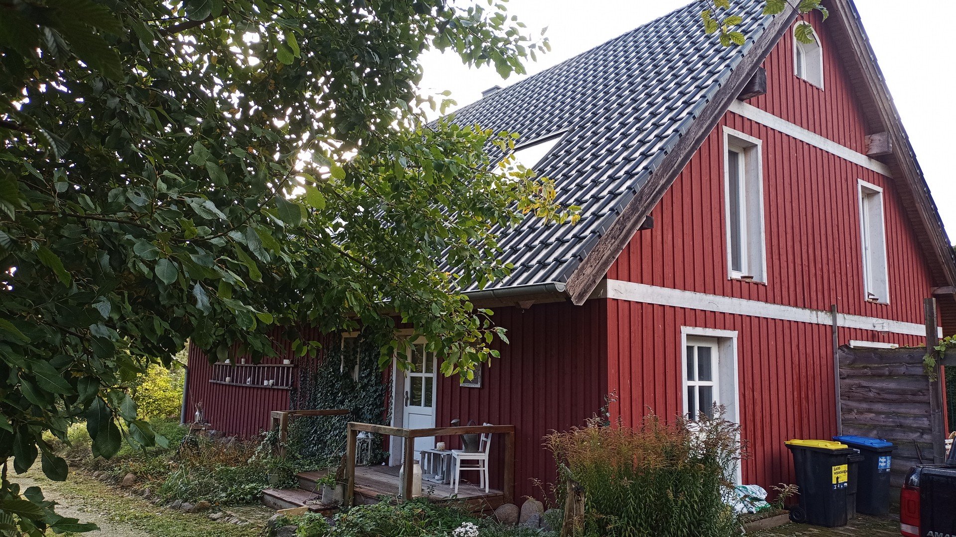 Helles modernes Holzhaus in idyllischer Lage