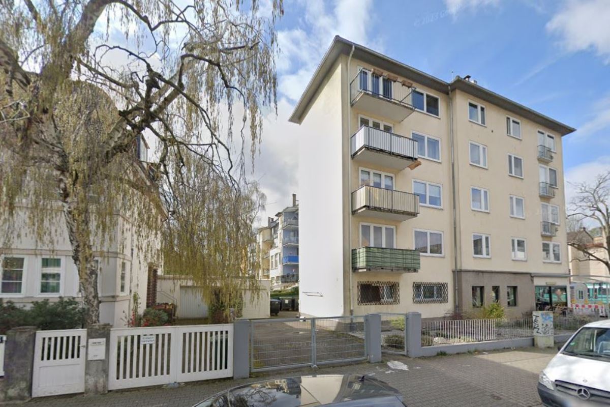 Frankfurt-Dornbusch: Mehrfamilienhaus mit 2 Gewerbeeinheiten!