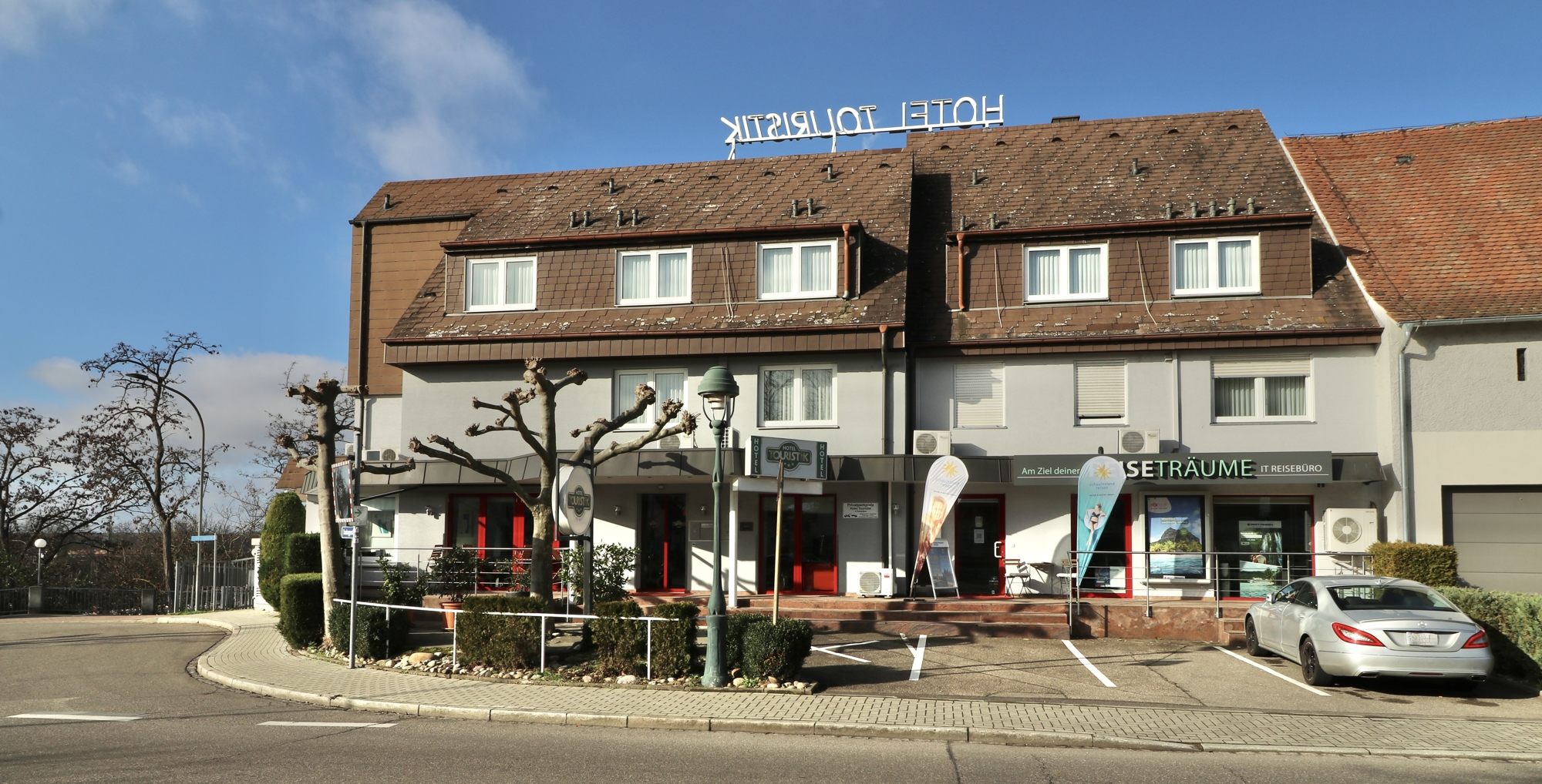 Modernes Hotelgebäude mit Restaurant, Reisebüro und großer Privatwohnung in Top-Lage von Neuenburg