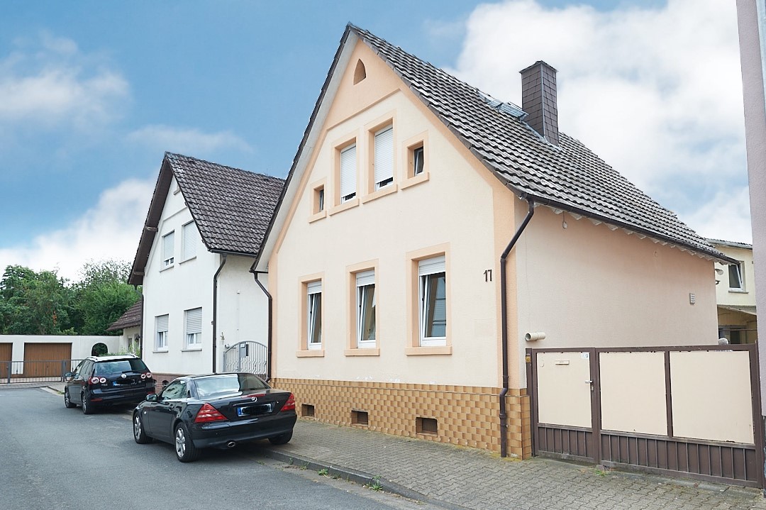 Freistehendes Einfamilienhaus in Dreieich-Sprendlingen mit Ausbaupotenzial und Nebengebäuden