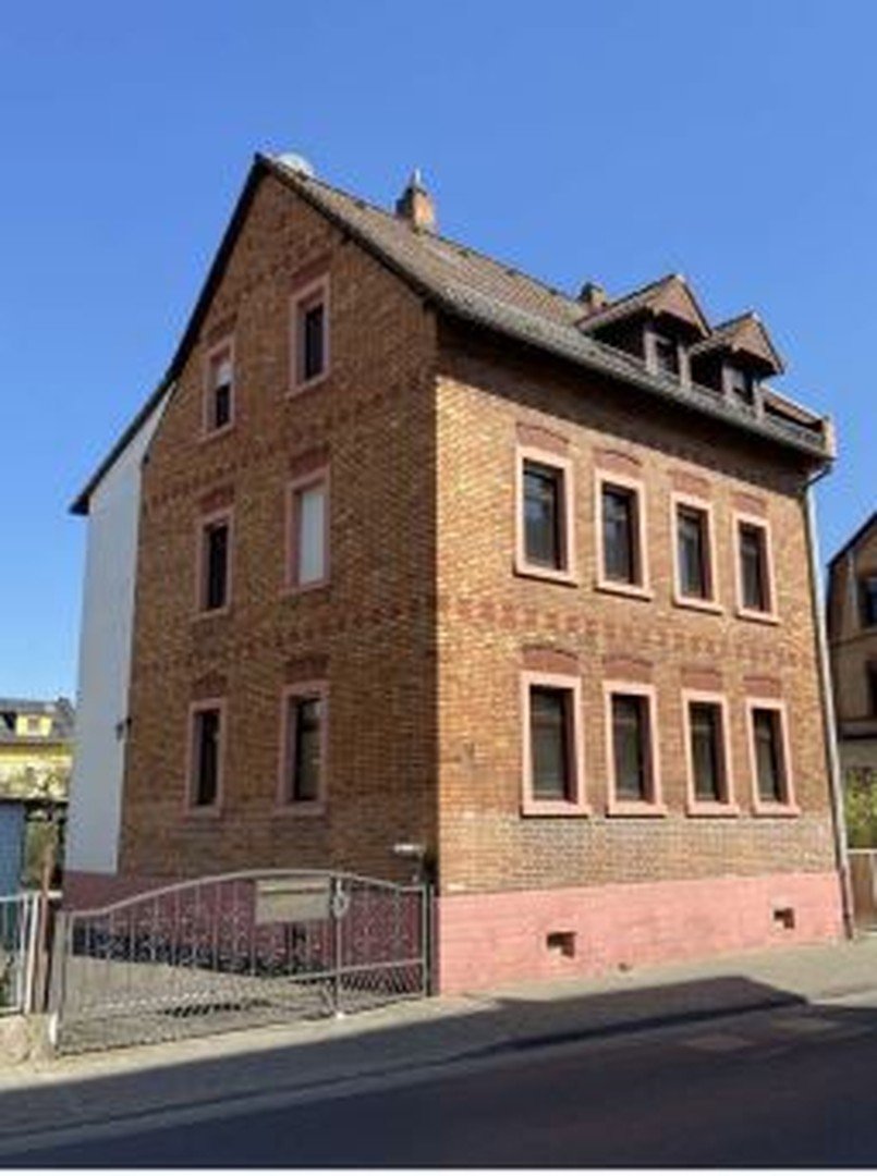 Zu Verkaufen von Privat : Zwei bis Dreifamilienhaus Maintal Bischofsheim 180 m² Wohnfläche