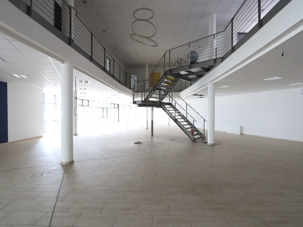 AUSGESTELLT: Showroom und Büroflächen in gut sichtbarer Airportlage
