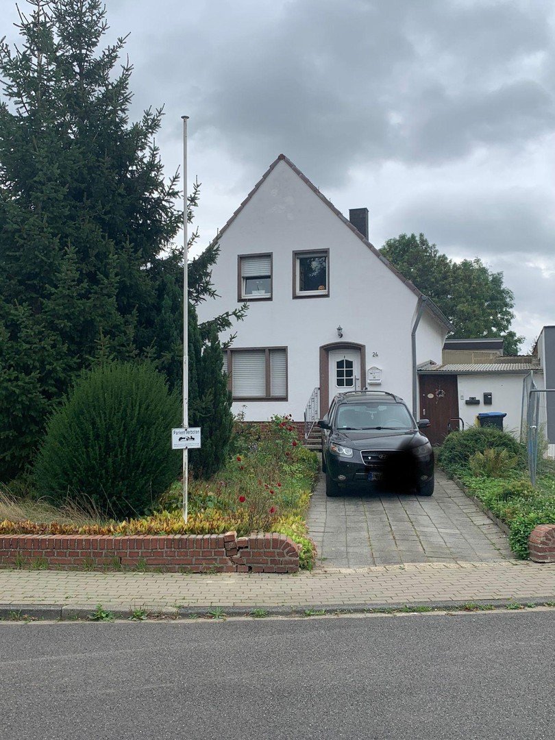 Freistehendes Haus mit Einliegerwohnung und großem Grundstück in Grevenbroich-Kapellen