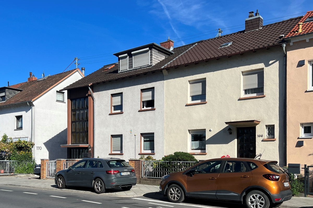 Frankfurt-Sossenheim: Charmantes 3-Familienhaus mit Einliegerbereich!