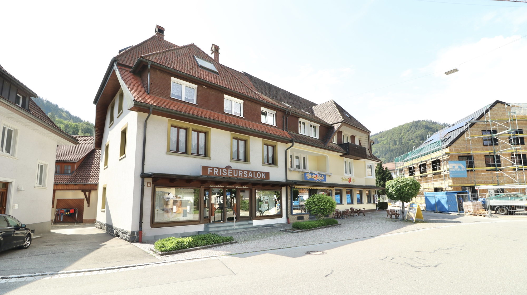 Großes gepflegtes Mehrfamilienhaus mit drei Wohnungen und Gewerbeeinheit im Zentrum von Schönau