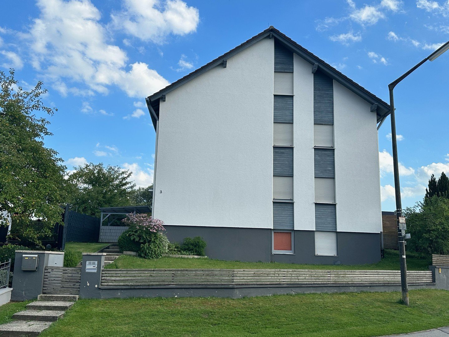 Zweifamilienhaus in 90559 Burgthann-OT mit 2 großen 4-Zimmer-Wohnungen und Räumen im Dachgeschoß