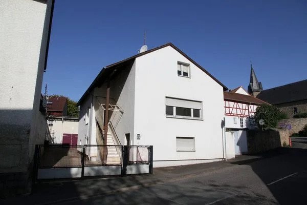 Rohdiamant-Freistehendes Einfamilienhaus mit Nebengebäude und Ausbaupotenzial-Ober-Mörlen OT