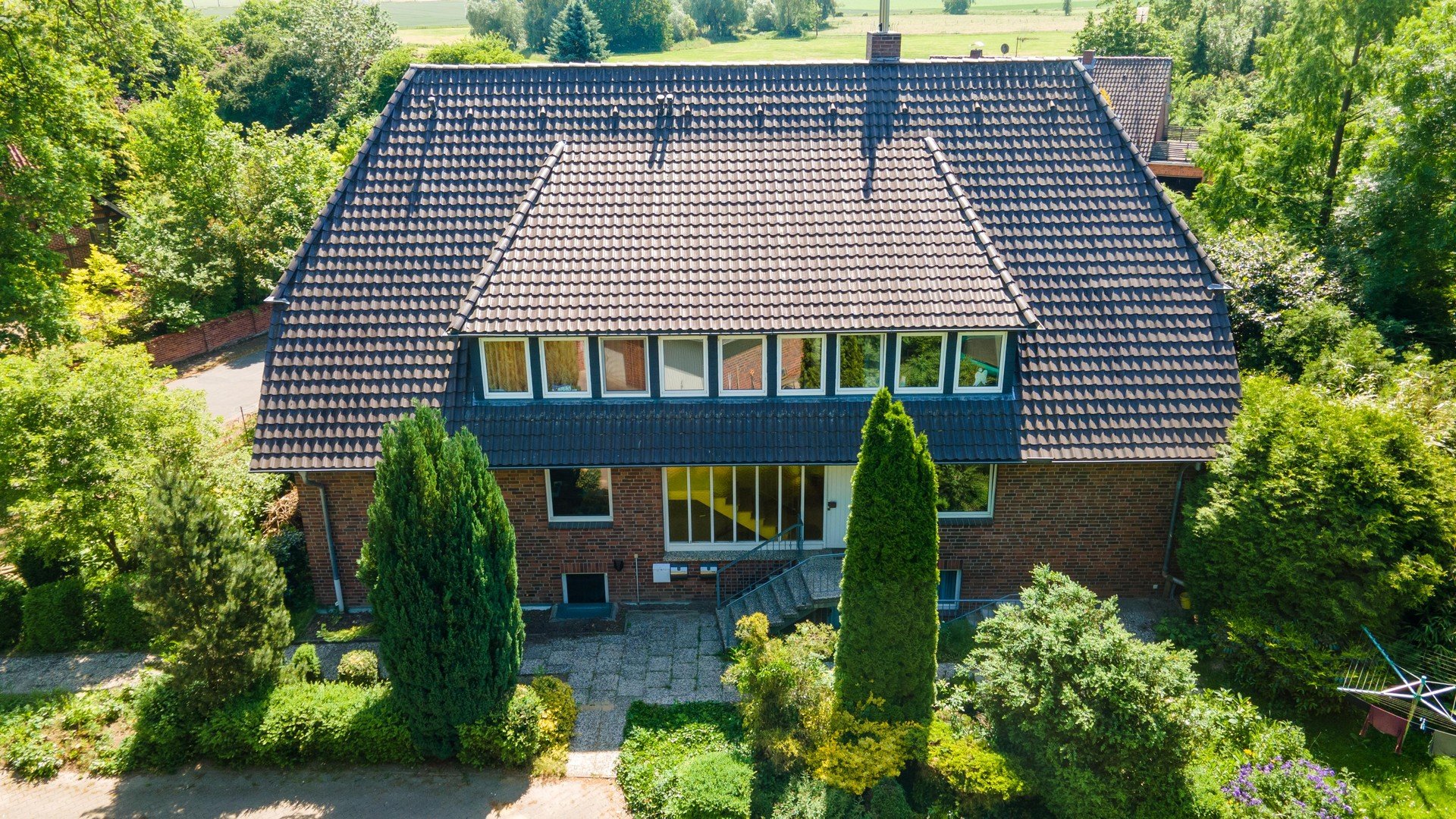Schönes und großes Zweifamilienhaus mit Souterrain zwischen Bad Bevensen und Lüneburg