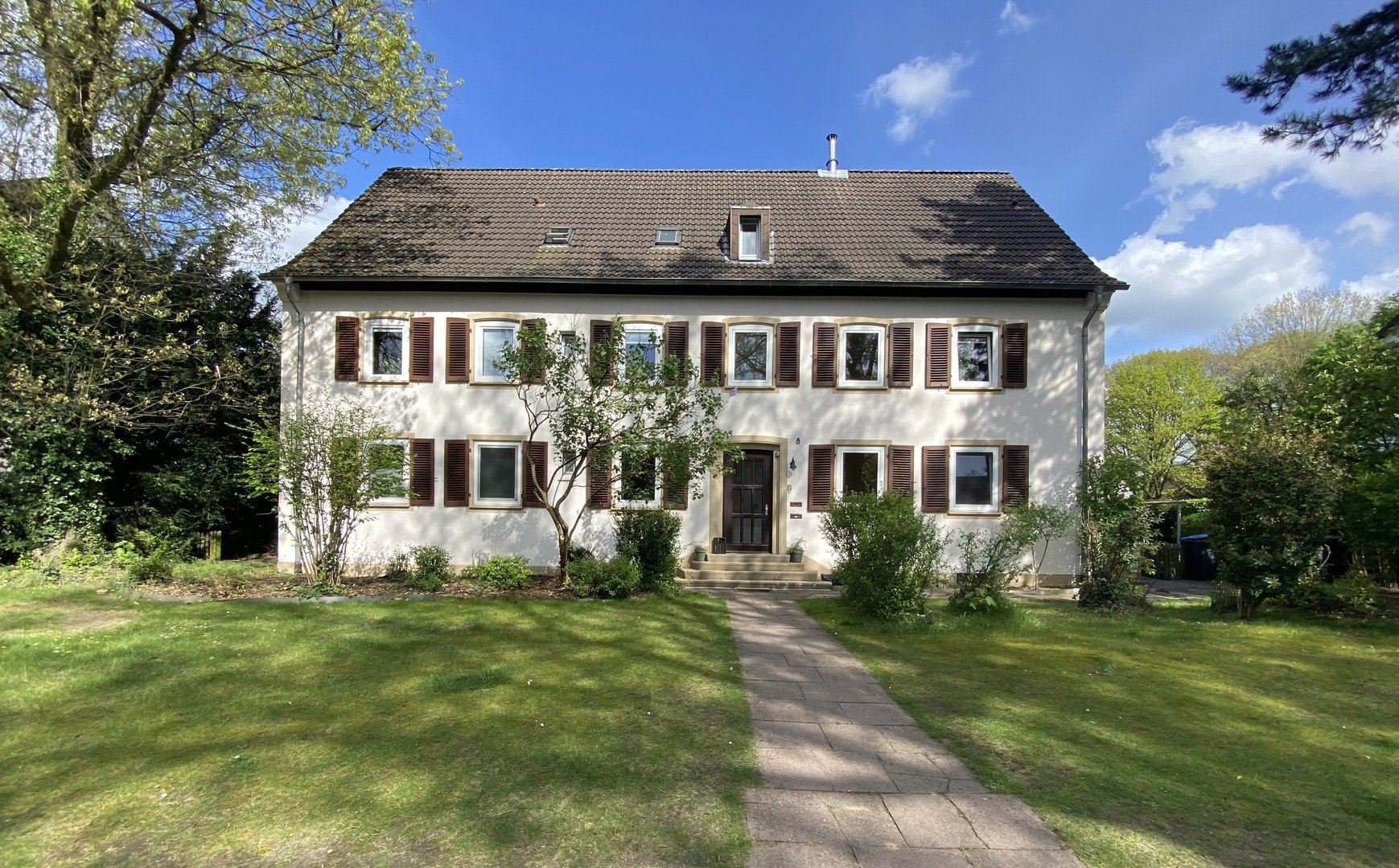 Großzügige, modernisierte Wohnung mit Garten und Mansarde in historischem Stuttgarter Stil