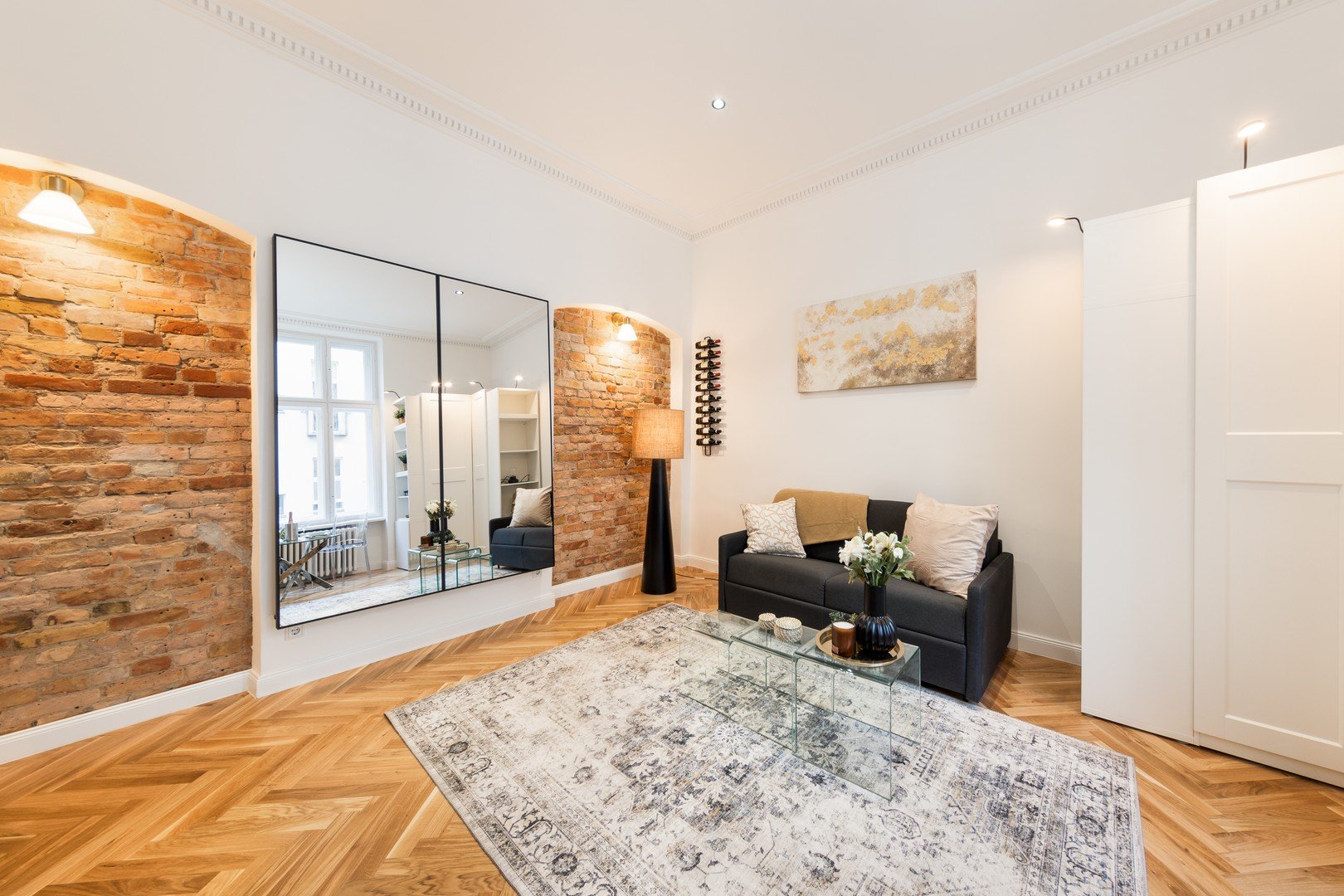 Erstbezug nach Modernisierung: Altbaucharme trifft auf moderne Eleganz-Möbliertes Apartment in Mitte