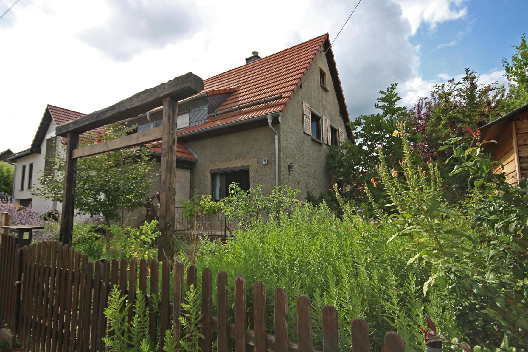  Doppelhaushälfte teilsaniert im Grünen