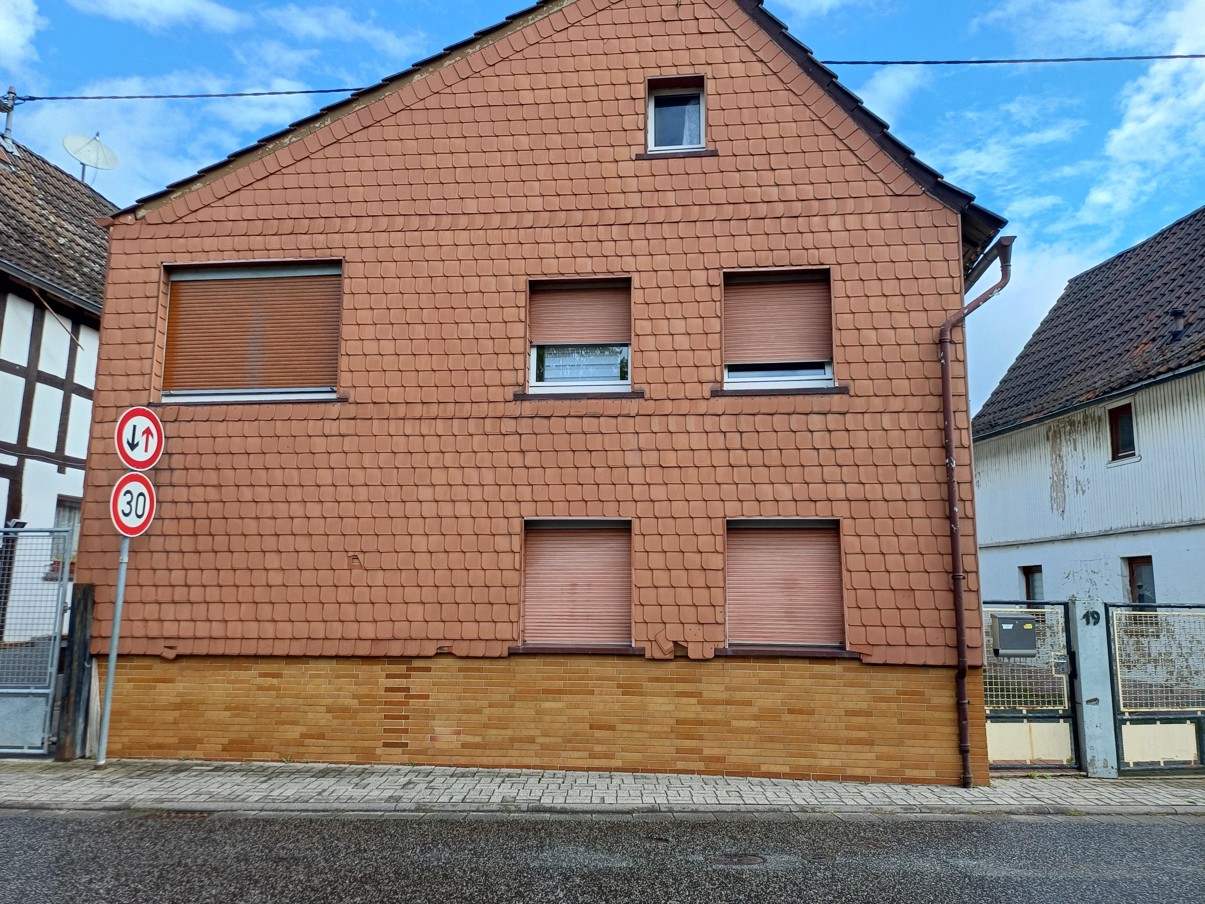 6 -Zimmer Haus mit Scheune und großem Garten