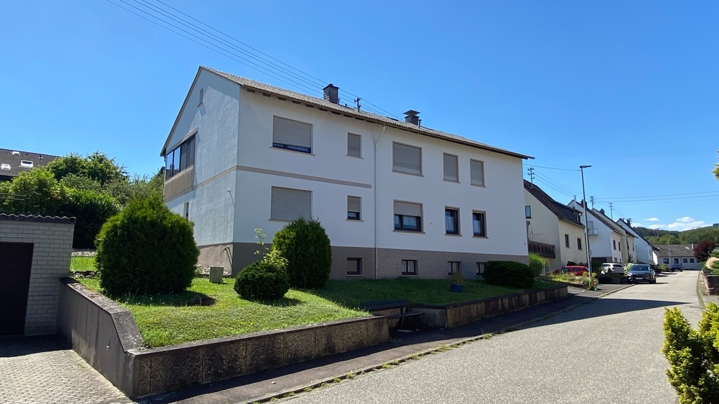 Eigentumswohnung in einem Zweifamilienhaus mit Garten und eigener Garage