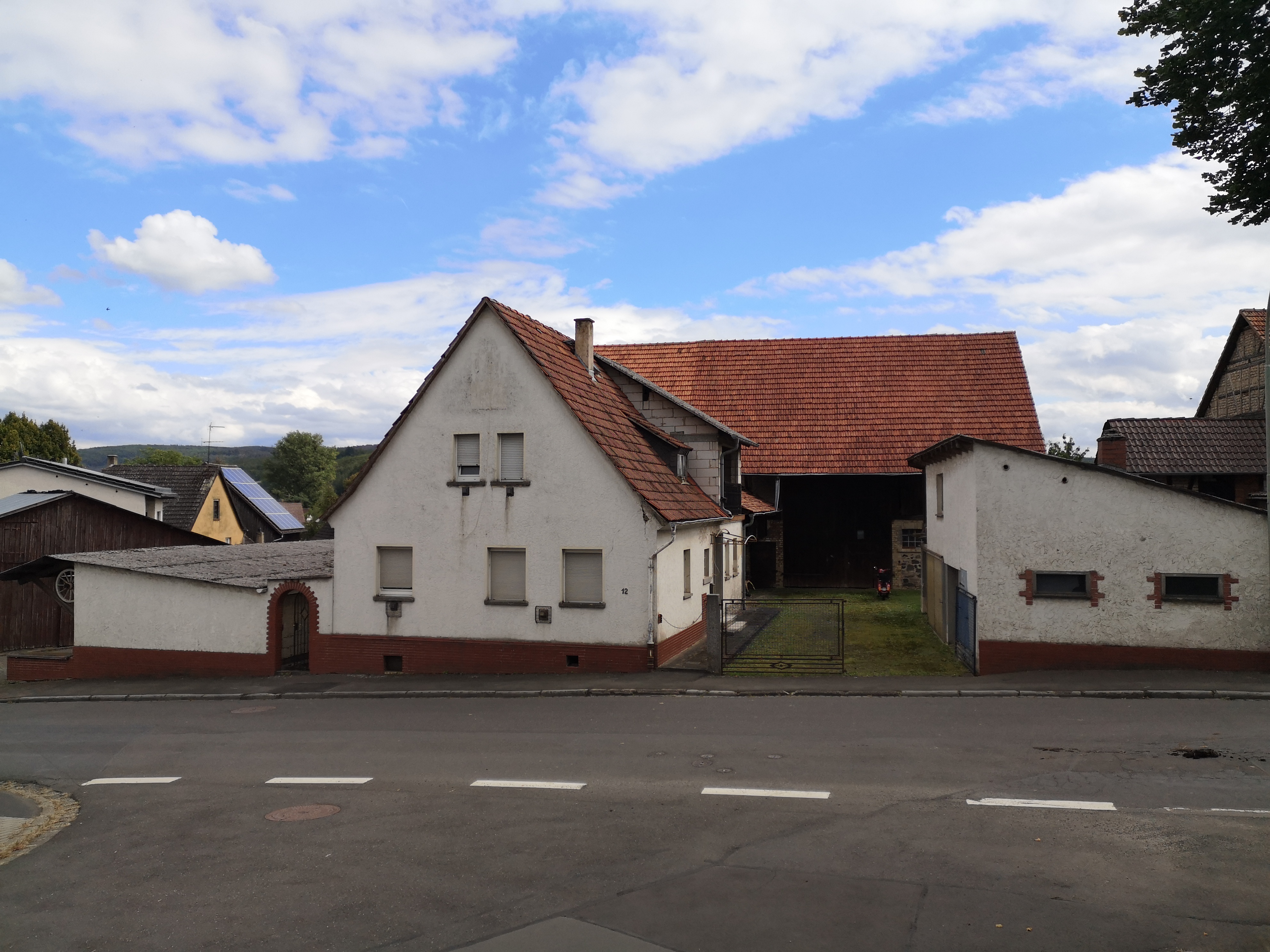 Ehemaliges, landwirtschaftliches Hofgut mit Einfamilienhaus zur Sanierung.