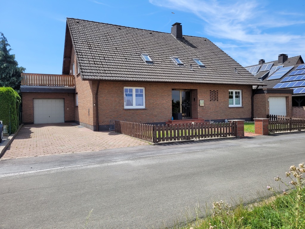 Freistehendes Einfamilienhaus mit Einliegerwohnung in 58730 Fröndenberg - Ostbüren