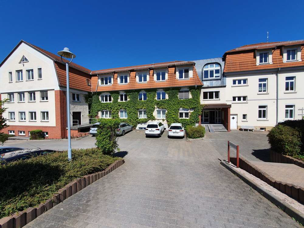 Große Büroflächen, teilbar, mit ausreichend Stellplätzen u. Keller- /Lagerflächen in Toplage!