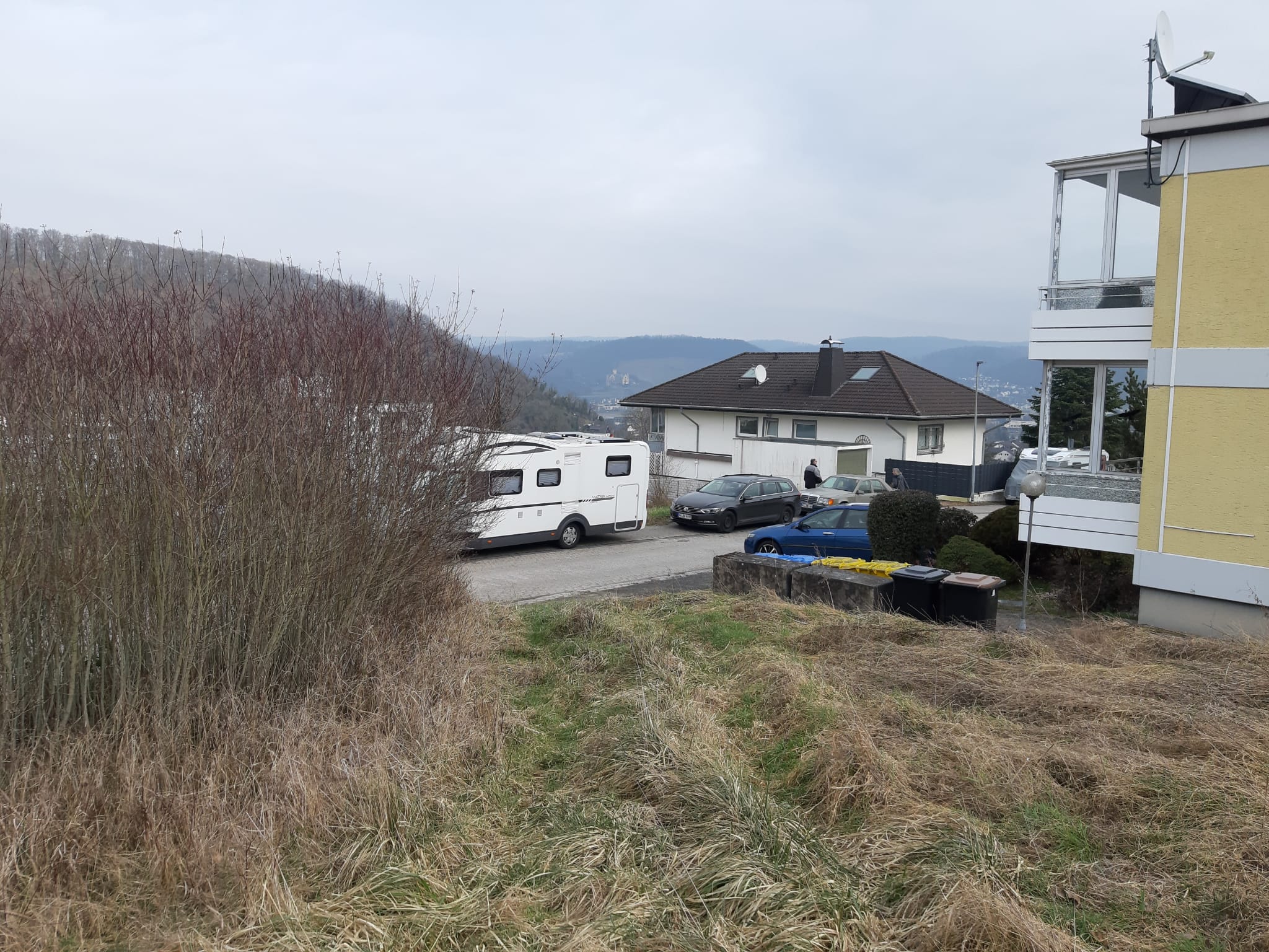 Unbebautes Grundstück mit Blick auf Rhein und Weinberge