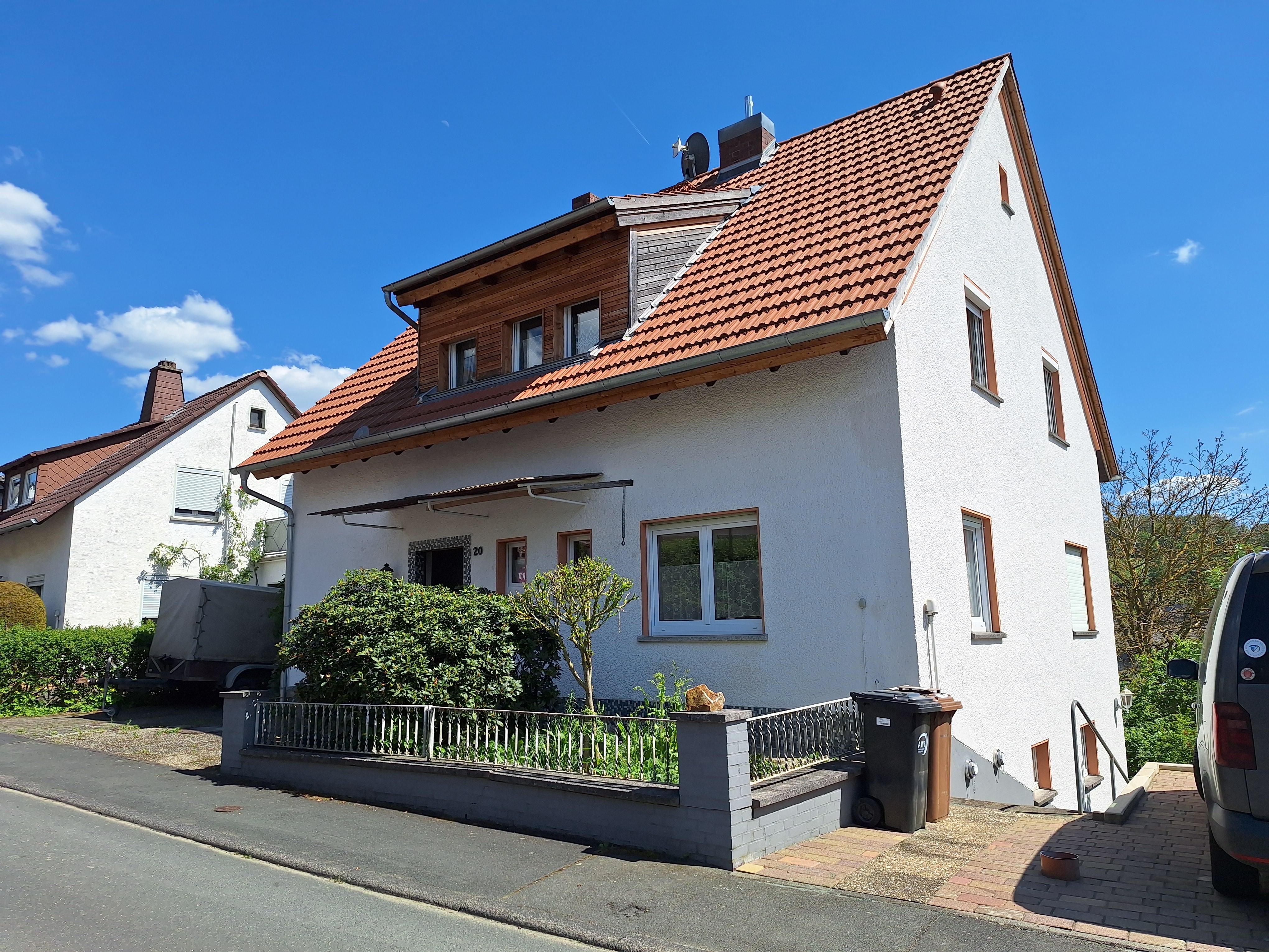 Ein- bis Zweifamilienhaus in lieblicher Landschaft mit unverbaubarer Aussicht im Taunus