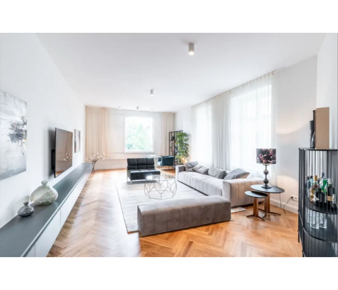 Schöne Wohnung mit großen und hellen Zimmern mit Balkon und ausgestatteter Küche