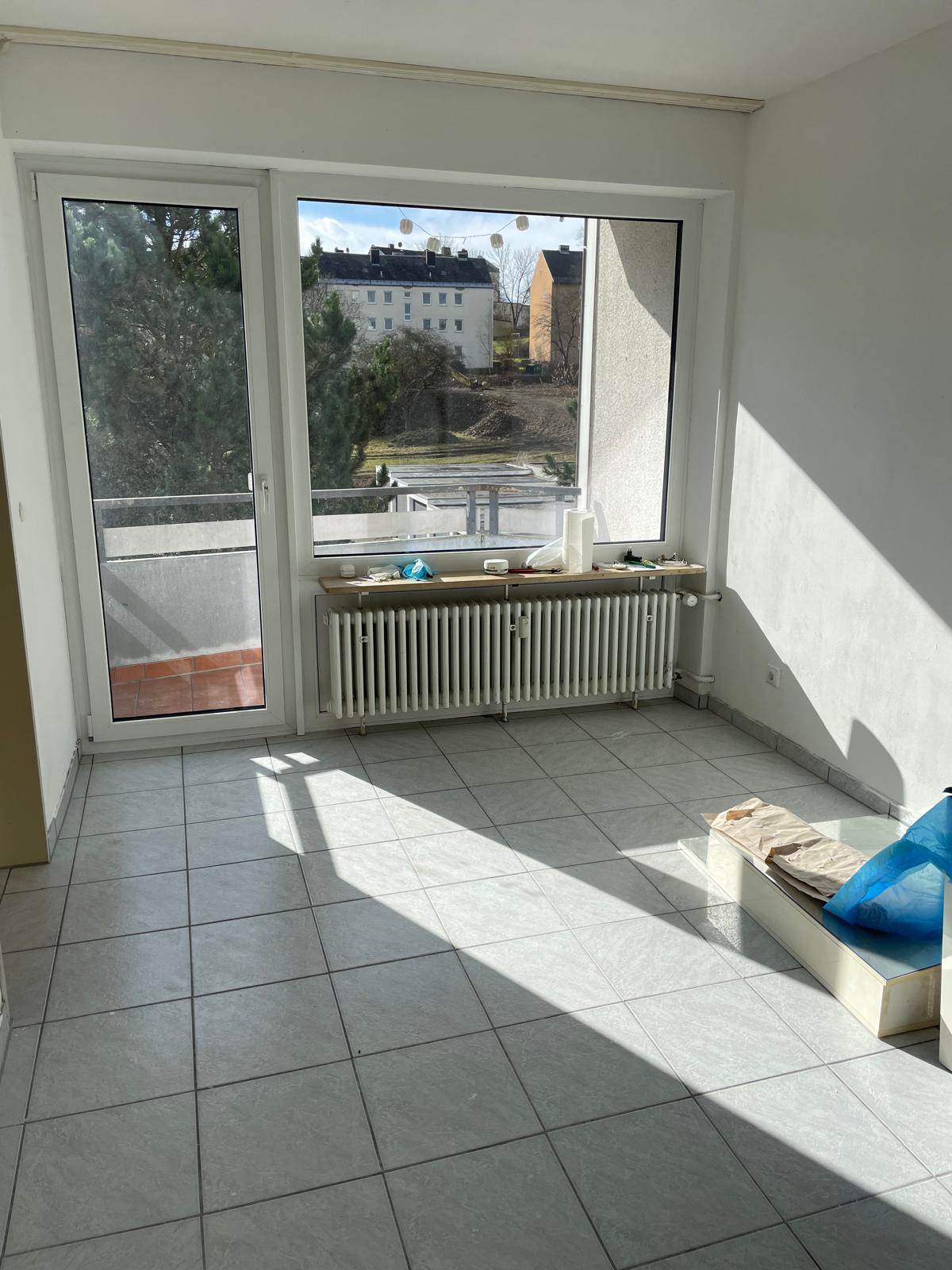 Familienfreundliche 4-Zimmer-Wohnung mit Balkon und Einbauküche in Hof