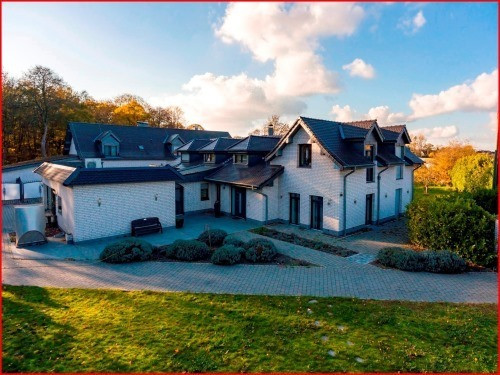 Einfamilienhaus freistehend 6483 m² mit Poolhaus & Schwimmteich