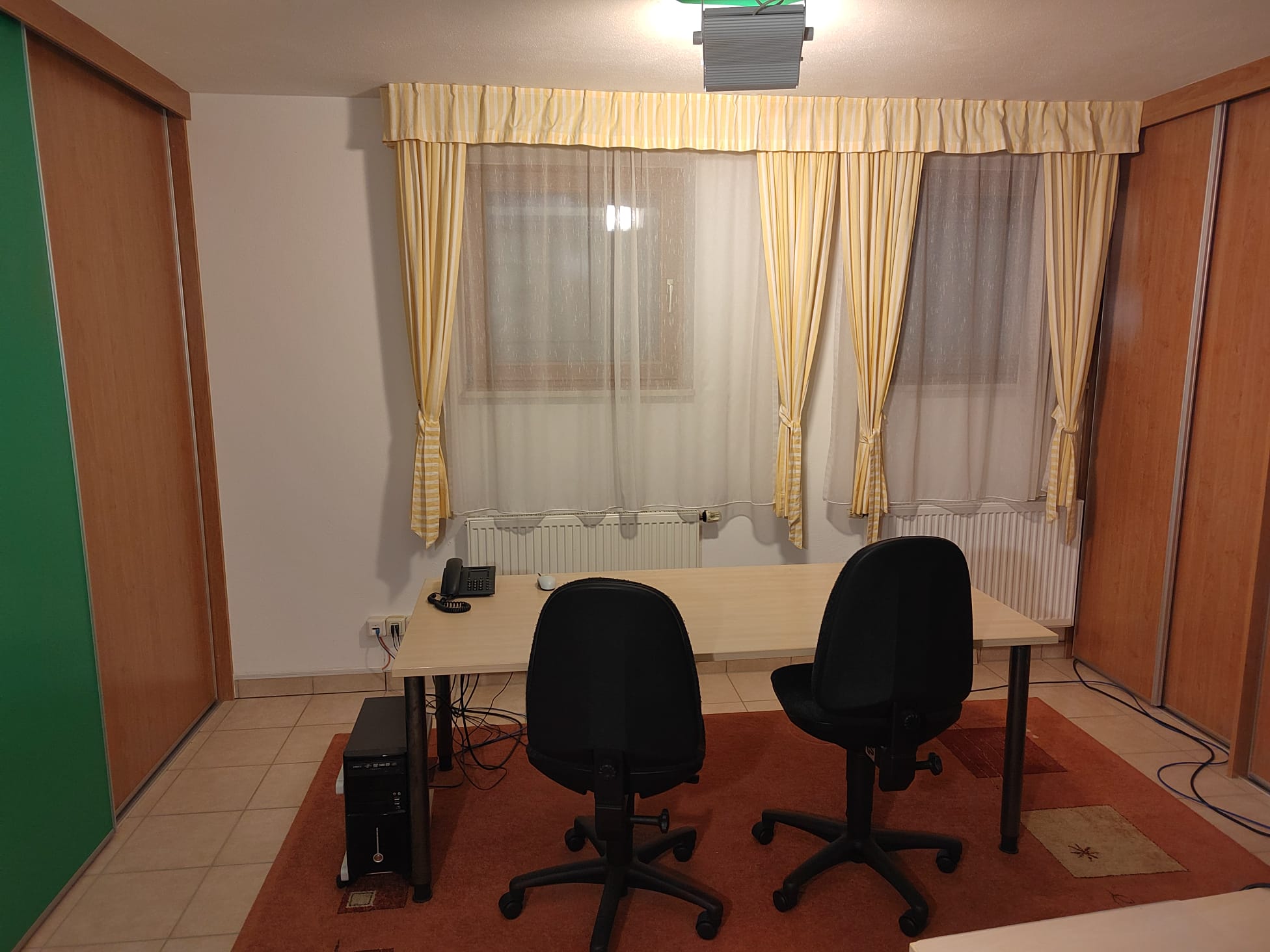 Moderner Büroraum in Maisach, 22 qm, zwei große Computertische mit 1 PC, LAN und WLAN, Gemeinschftsküche, WC.