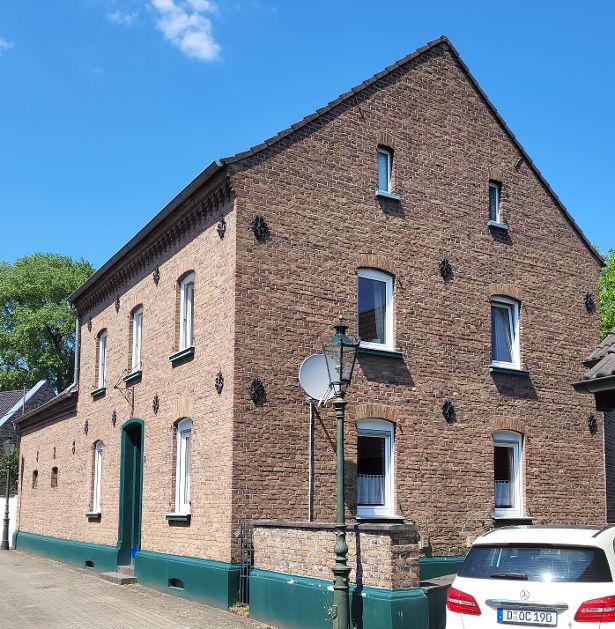 ALT LÖRICK - GUT AUFGETEILTE DACHGESCHOSSWOHNUNG MIT VIEL FLAIR