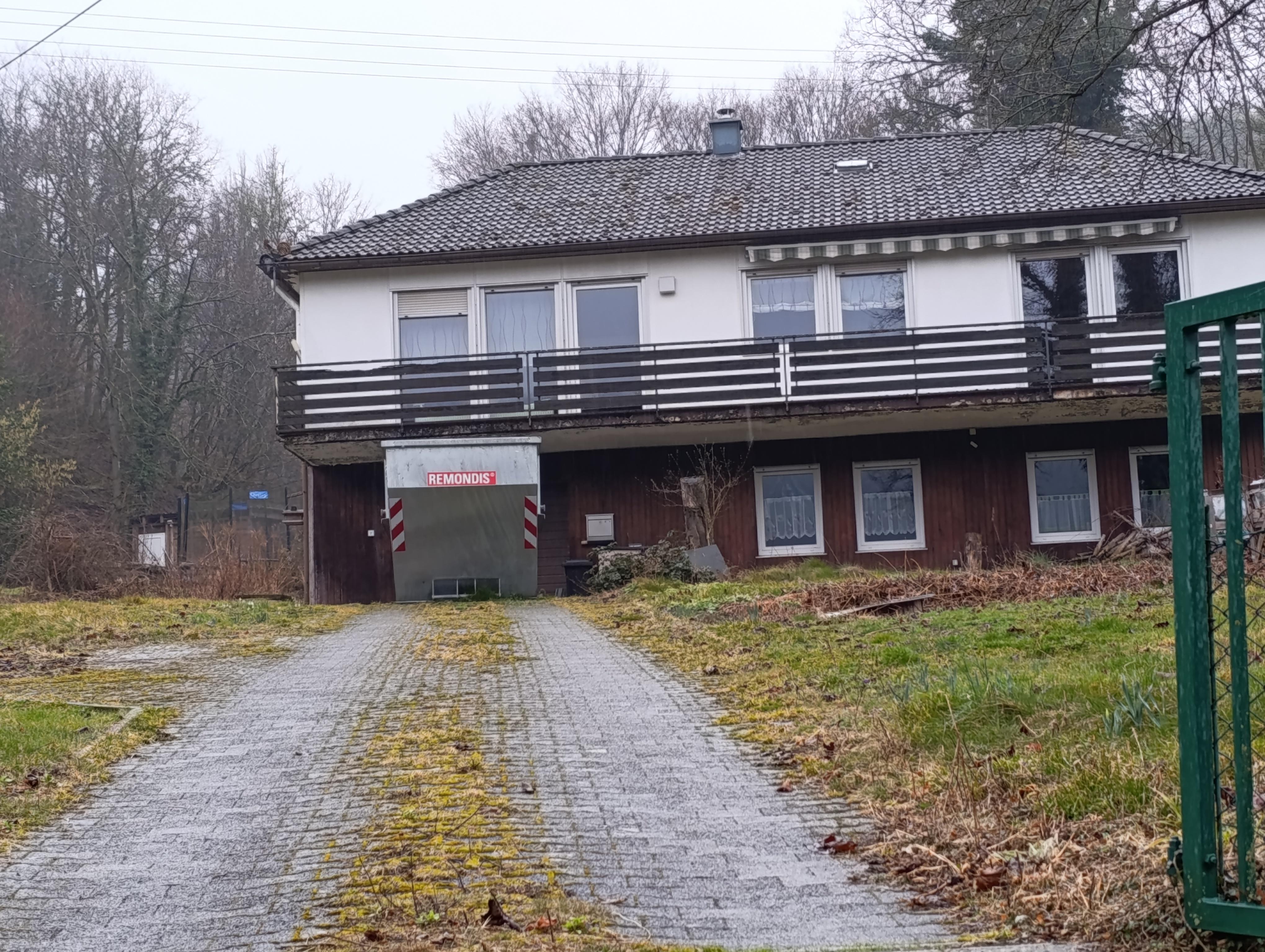 Einfamilienhaus mit großem Gelände 