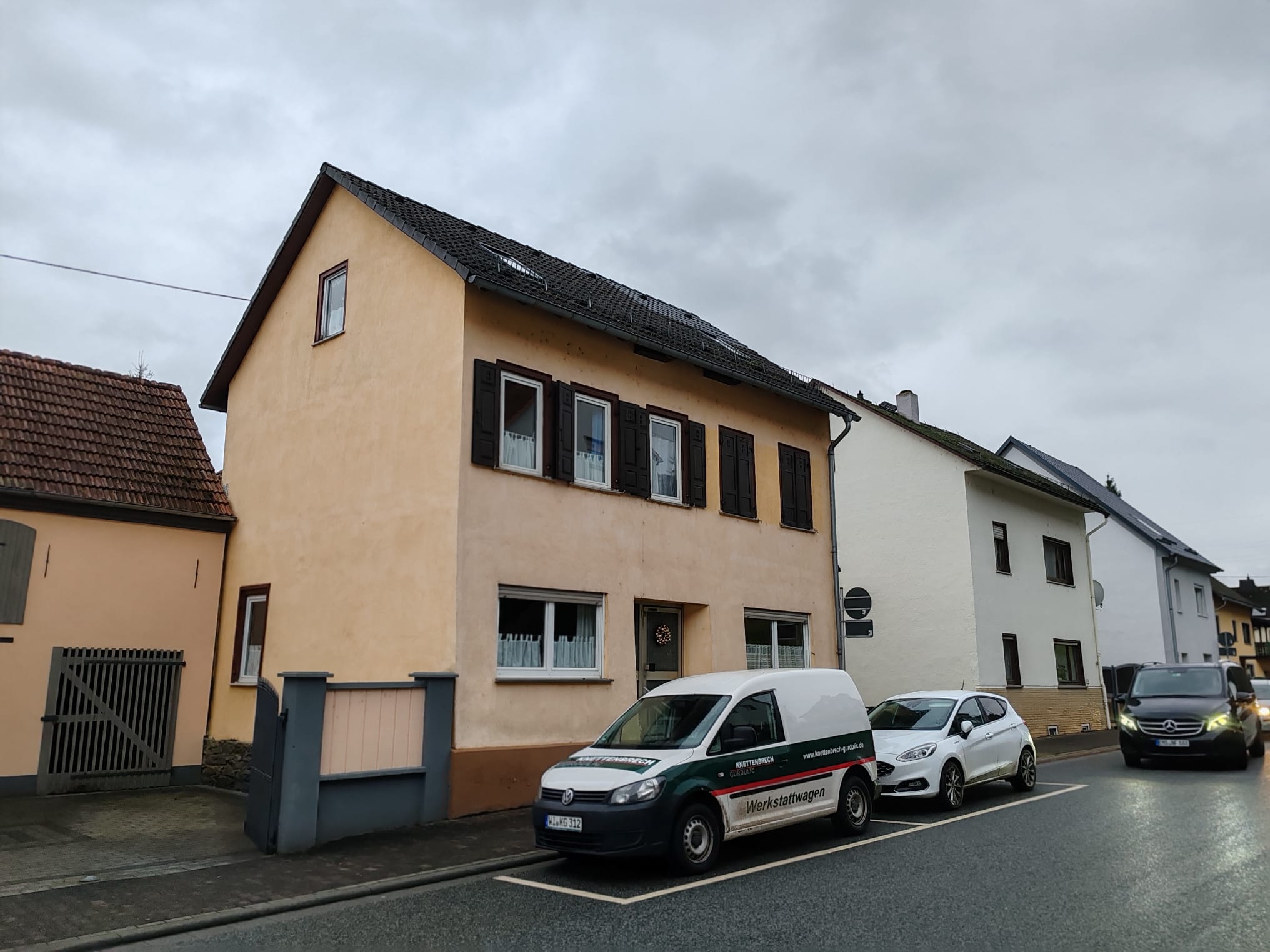 Zwei große, separate Ein- und Mehrfamilienhäuser mit ELW und Garten