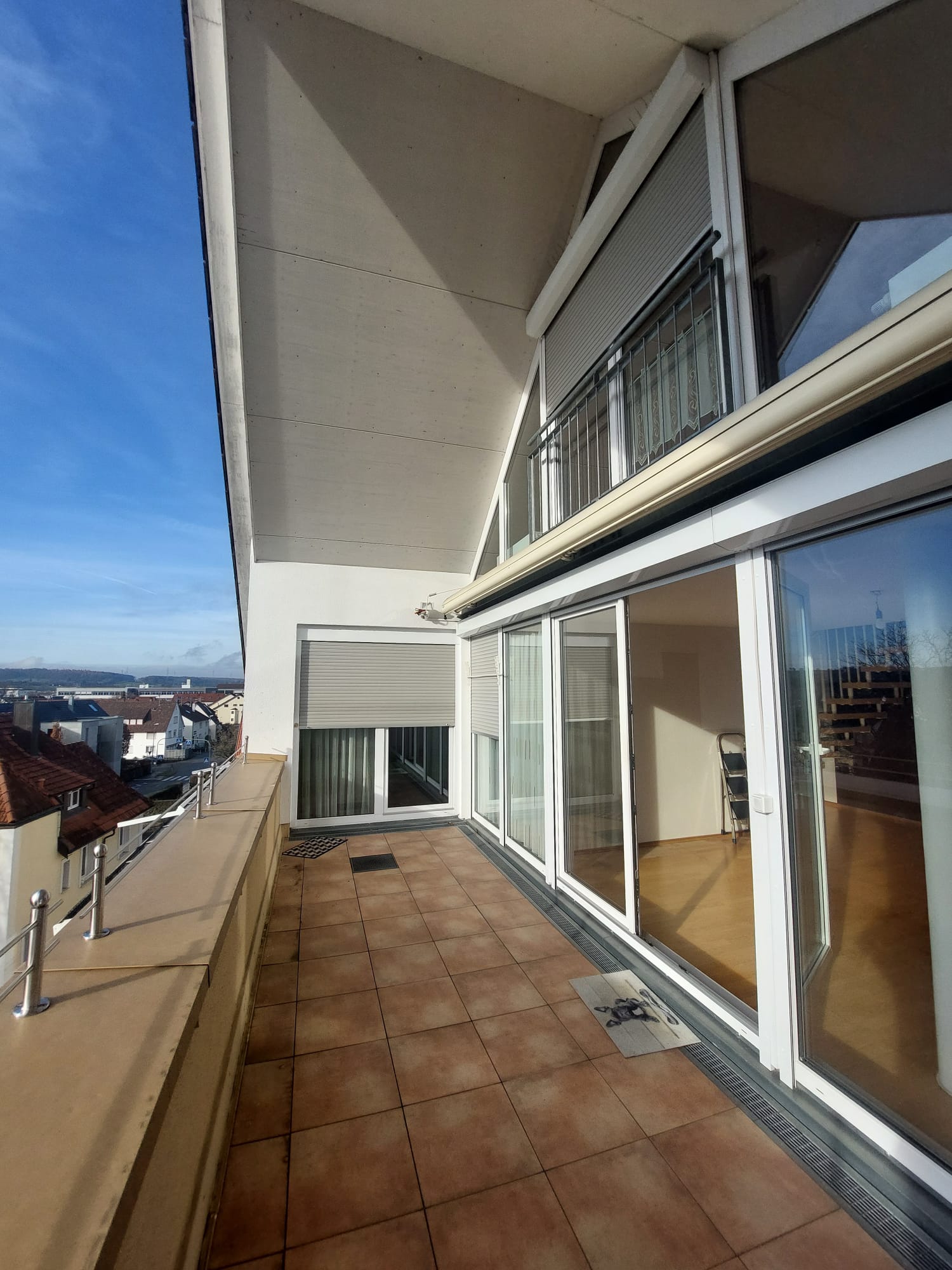 Schöne Duplex – Wohnung mit großer uneinsehbarer Süd-Terrasse in zentraler Wohnlage mit Teck-Blick