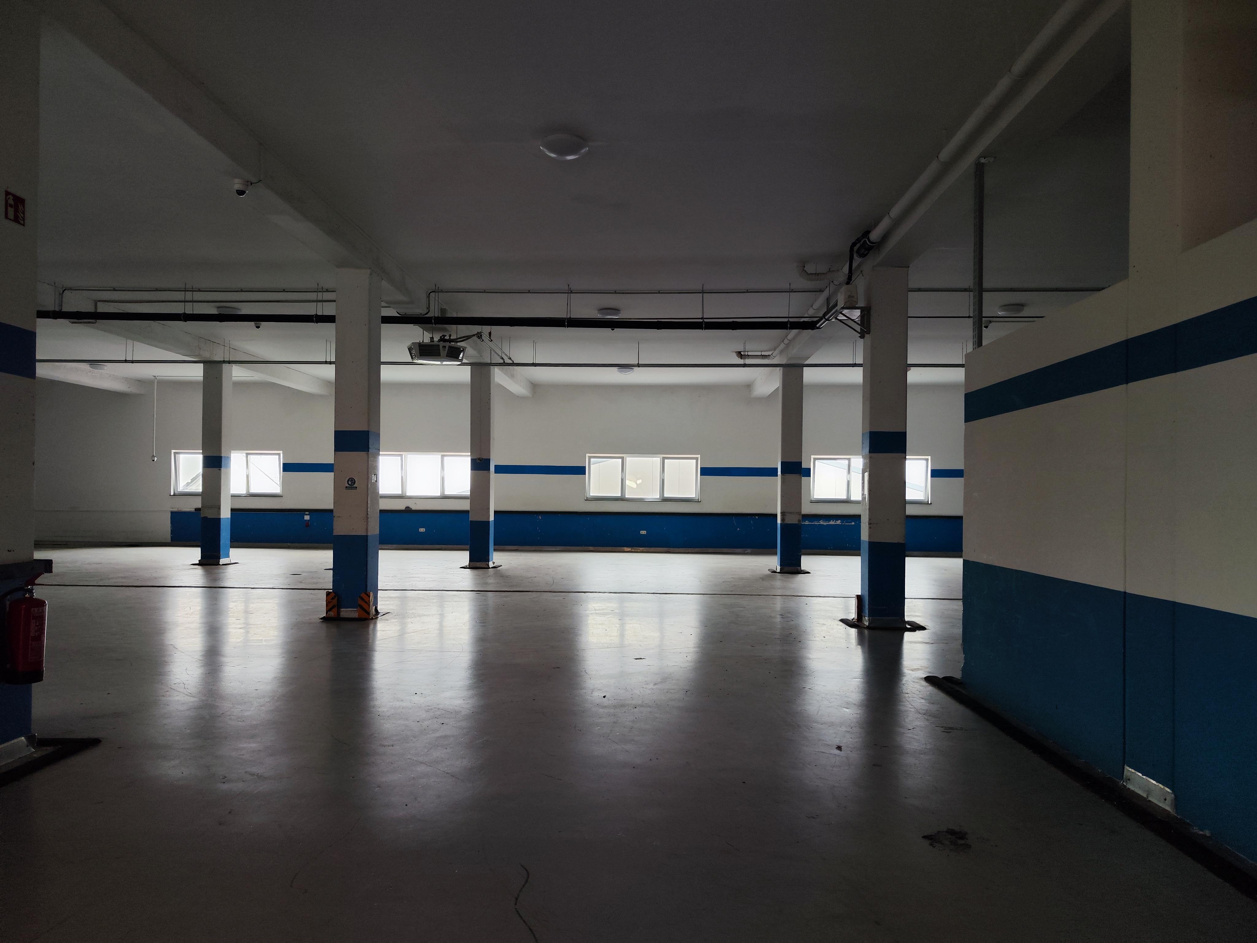 Moderne Gewerbehalle Bj. 2019 – teilbar ab 200 m² – 3 Rolltore, Rampe, 4,27 m Höhe – sofort verfügbar