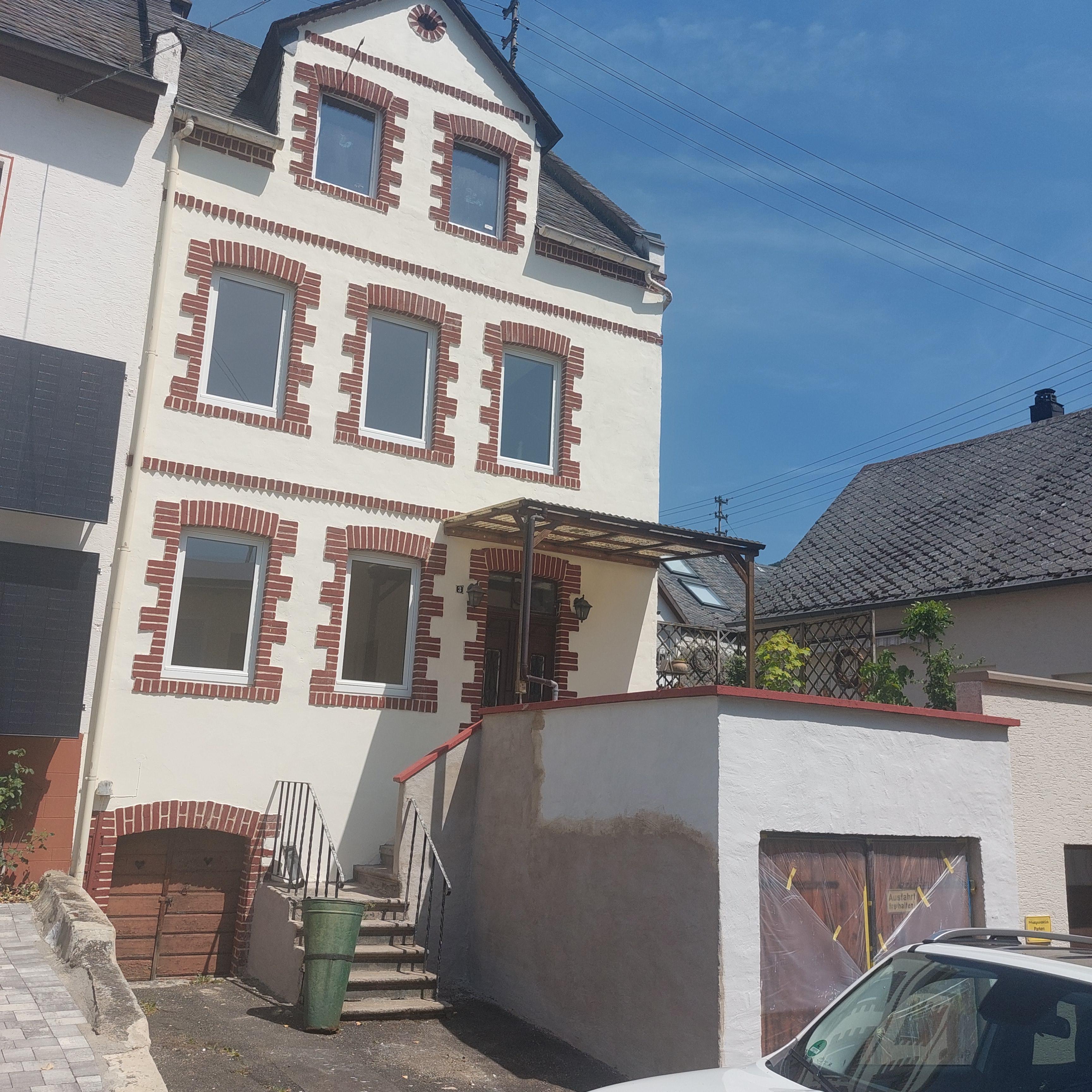 Charmantes, gemütliches, komplett renoviertes Reihenendhaus, 4 Zimmer, großes Bad + Wohnküche in Zell/Mosel 